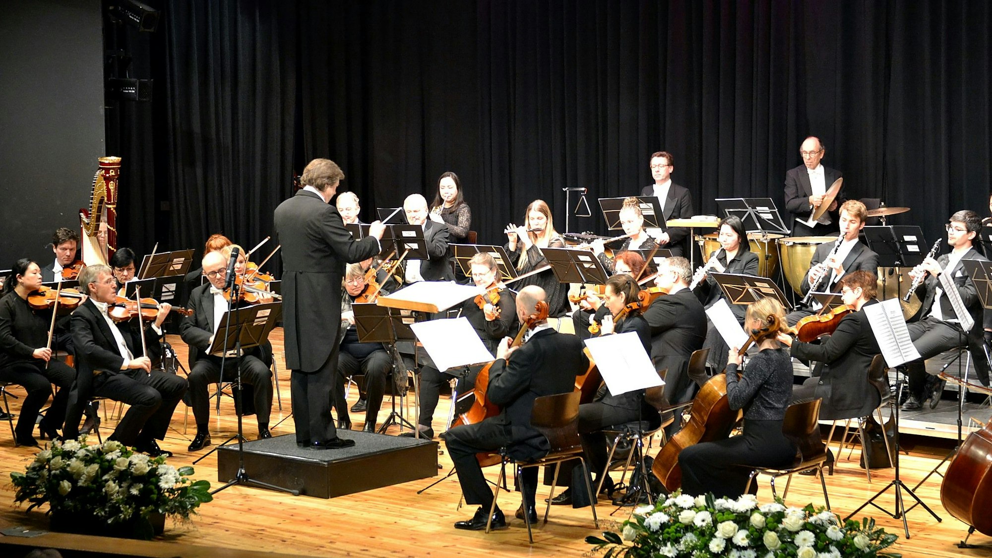 Blick auf das Europäische Festival Orchester samt Dirigenten.