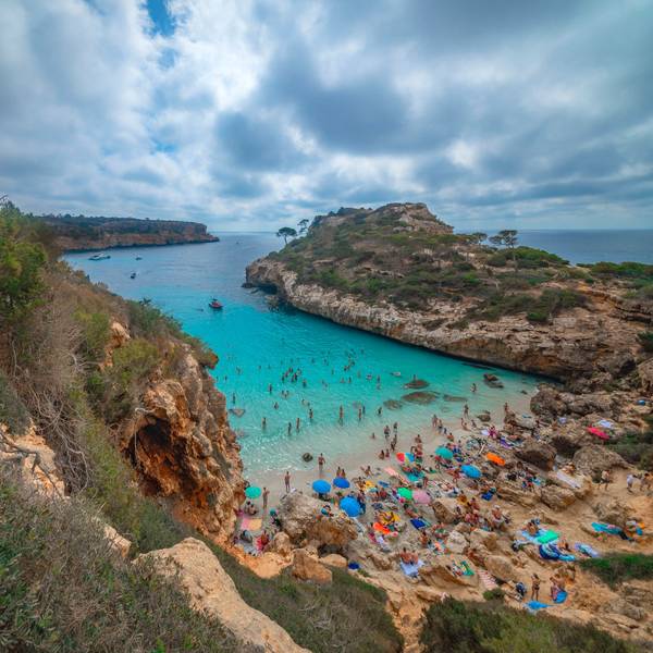 Die Cala Del Moro gehört zu den beliebtesten Stränden nahe der Stadt Santanyi auf Mallorca. (Archivbild)