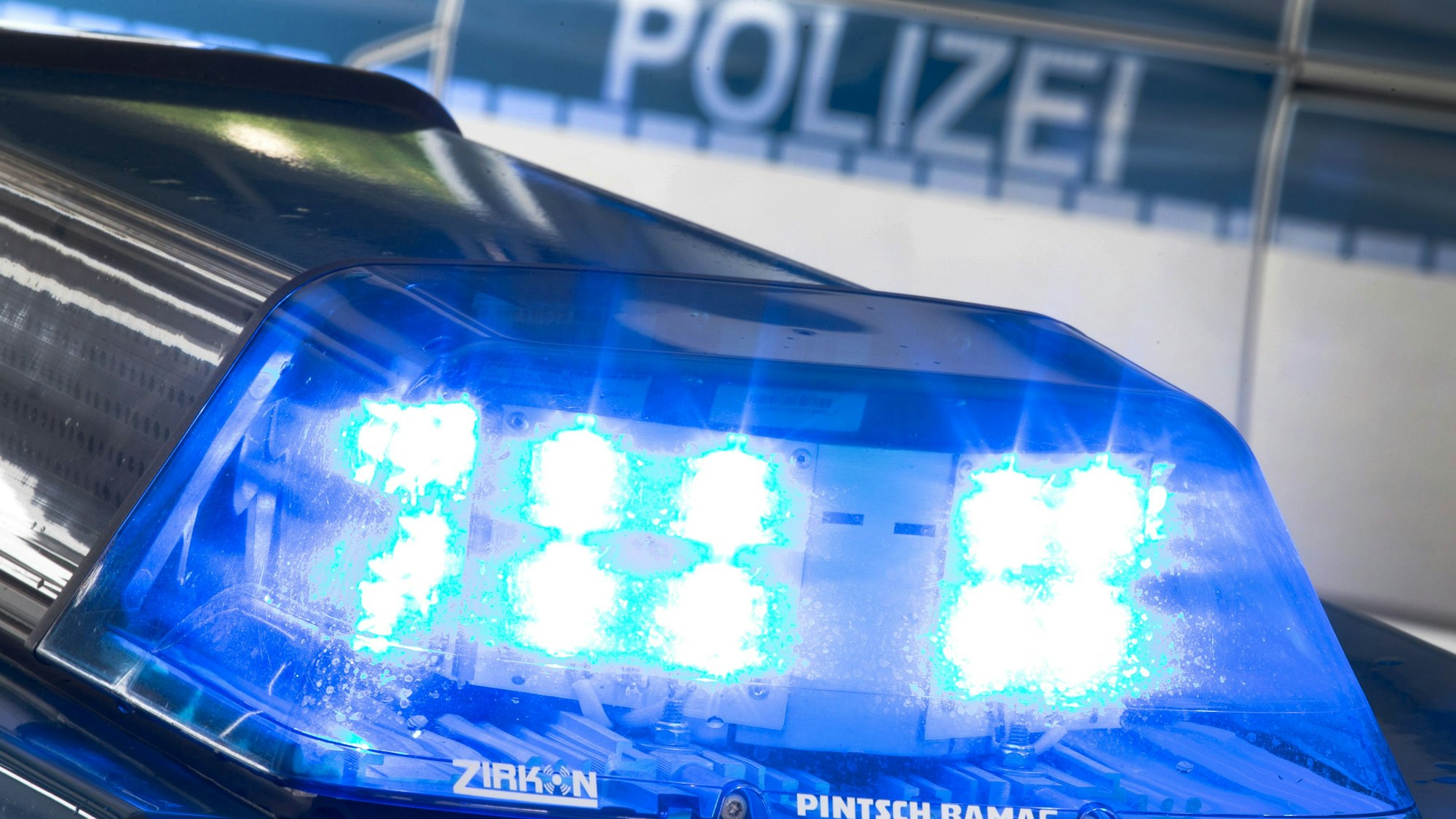 Ein Blaulicht leuchtet auf dem Dach eines Polizeiwagens.