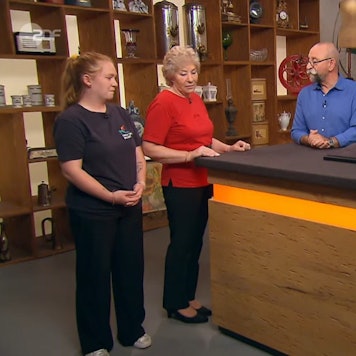 Alina Gergen (v.l.) und Maria Bochem aus Bornheim mit Horst Lichter und Heide Rezepa-Zabel bei „Bares für Rares“.