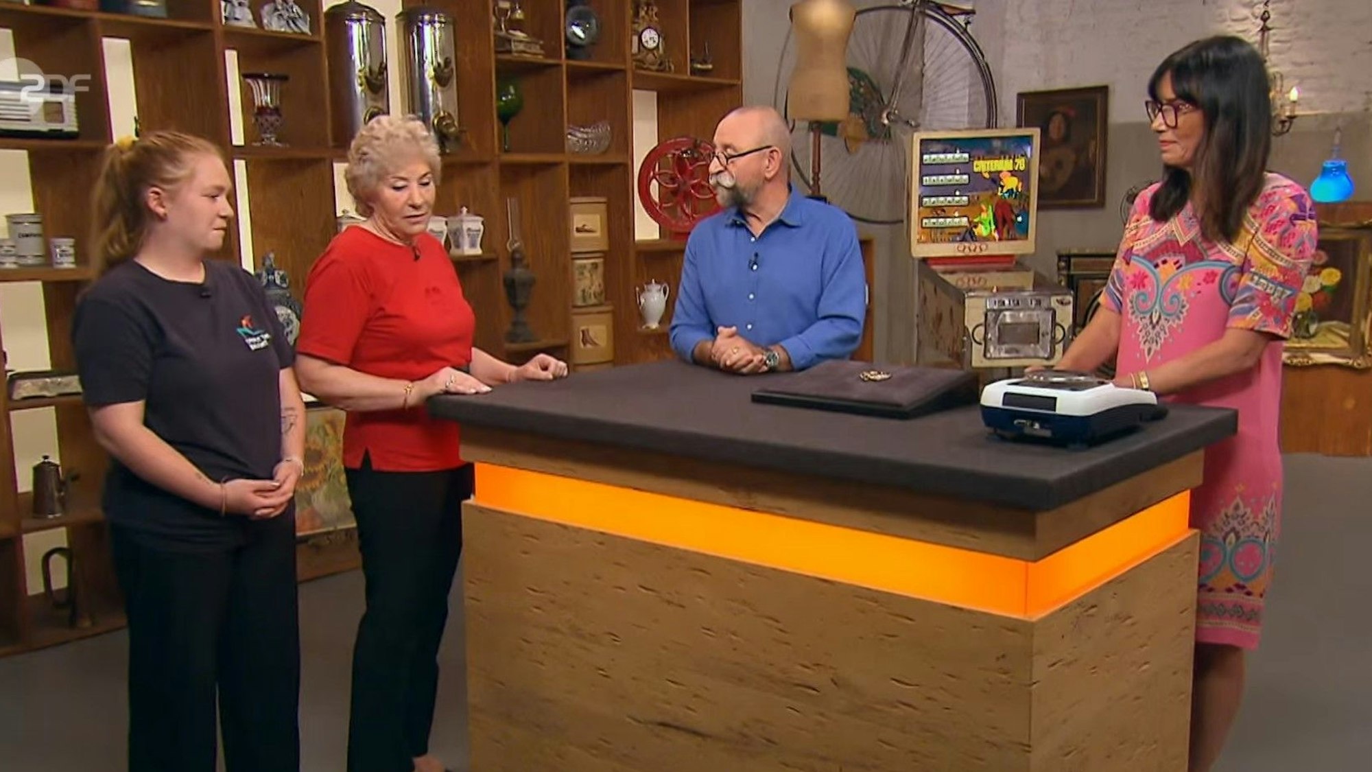 Alina Gergen (v.l.) und Maria Bochem aus Bornheim mit Horst Lichter und Heide Rezepa-Zabel bei „Bares für Rares“.