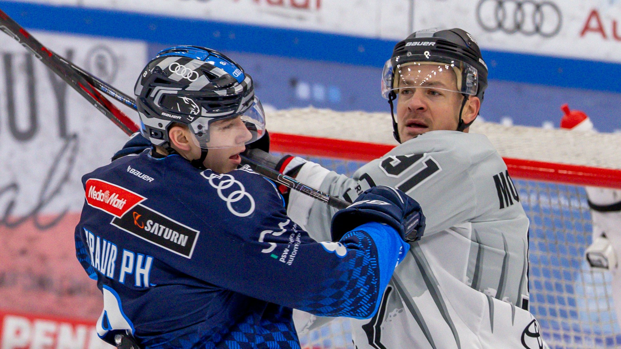 Ingolstadt, Deutschland 12. Januar 2025: Penny DEL - 2024/2025 - Sp.36 - ERC Ingolstadt vs. Kölner Haie Im Bild: v.li. Philipp Krauß / Krauss ERC Ingolstadt und Moritz Müller / Mueller Koeln Saturn Arena Bayern *** Ingolstadt, Germany January 12, 2025 Penny DEL 2024 2025 Sp 36 ERC Ingolstadt vs Kölner Haie In the picture from left Philipp Krauß Krauss ERC Ingolstadt and Moritz Müller Mueller Cologne Saturn Arena Bayern Copyright: xFotostandx/xSchäferx
