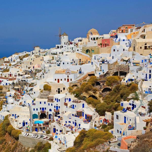 Die weiß getünchten Häuser und blauen Kirchenkuppeln sind das Markenzeichen von Santorini.