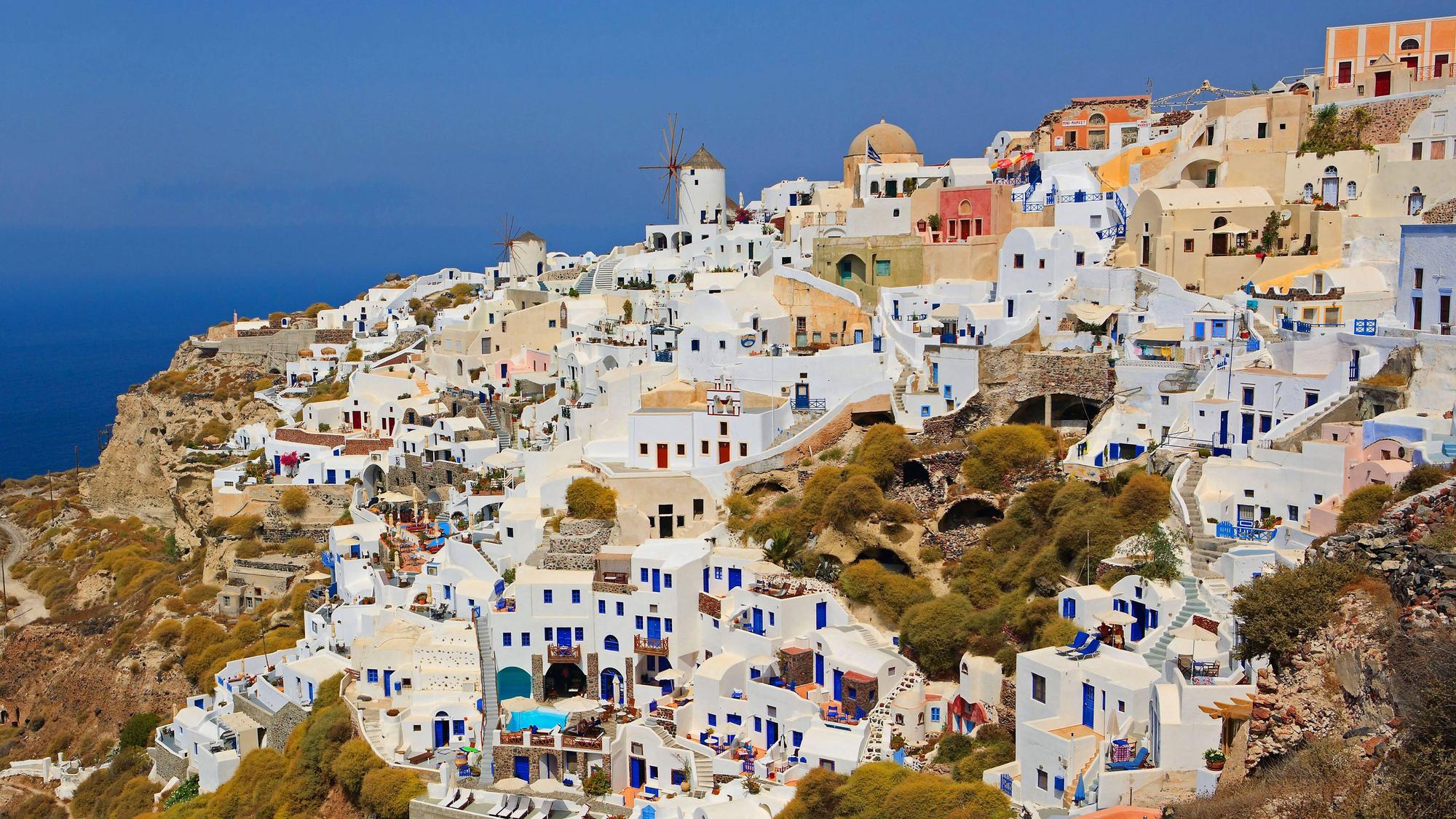 Die weiß getünchten Häuser und blauen Kirchenkuppeln sind das Markenzeichen von Santorini.