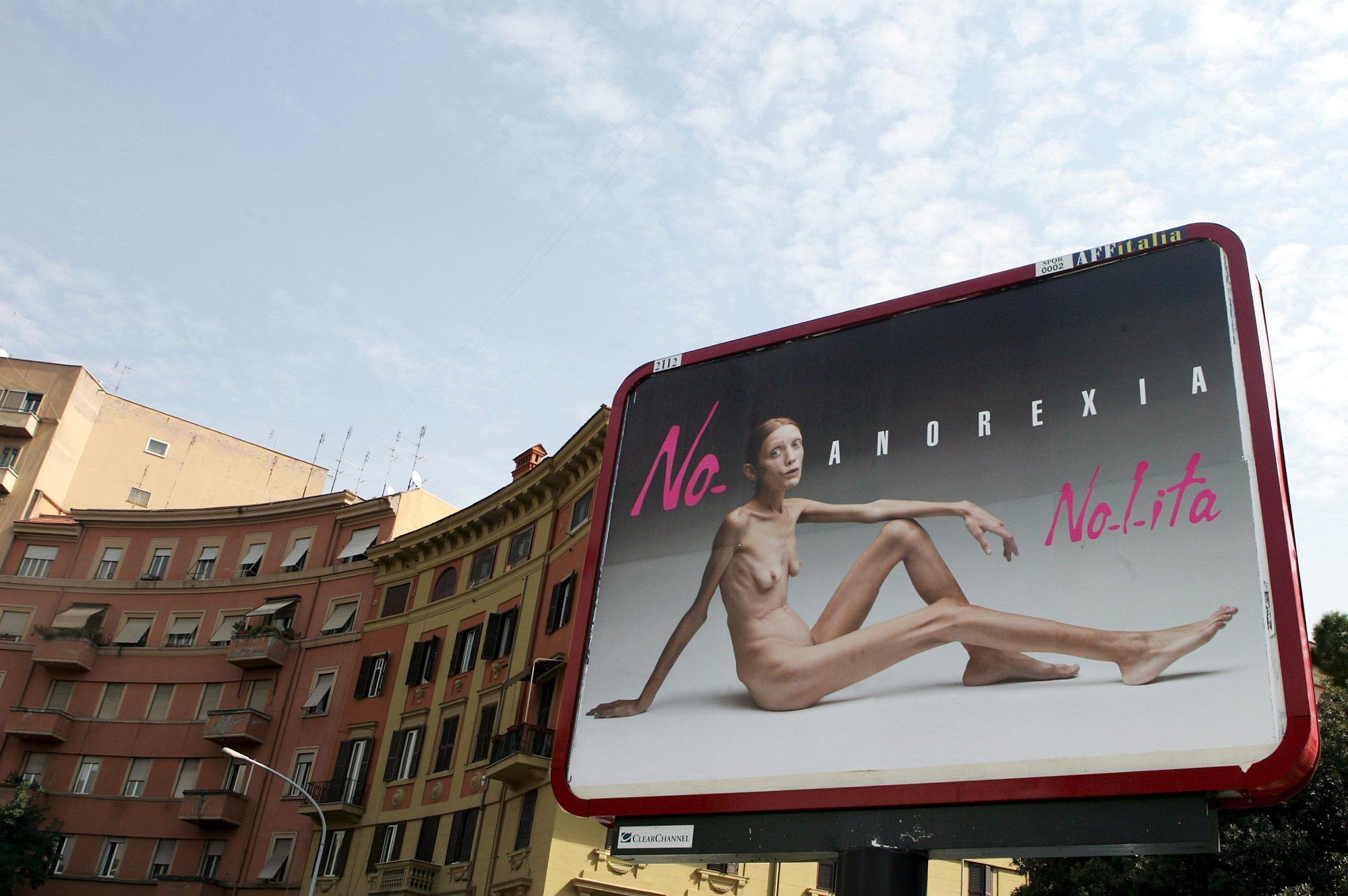 Eine Werbetafel in Rom mit Oliviero Toscanis Arbeit: 2007 fotografierte er eine Magersüchtige in einer Kampagne für die Jeans-Firma „Nolita“.