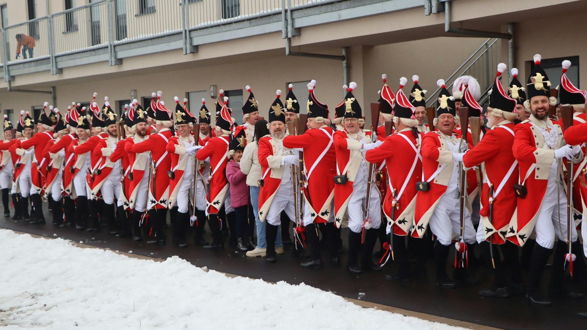 Zu sehen sind Männer in rot-weißen Uniformen.