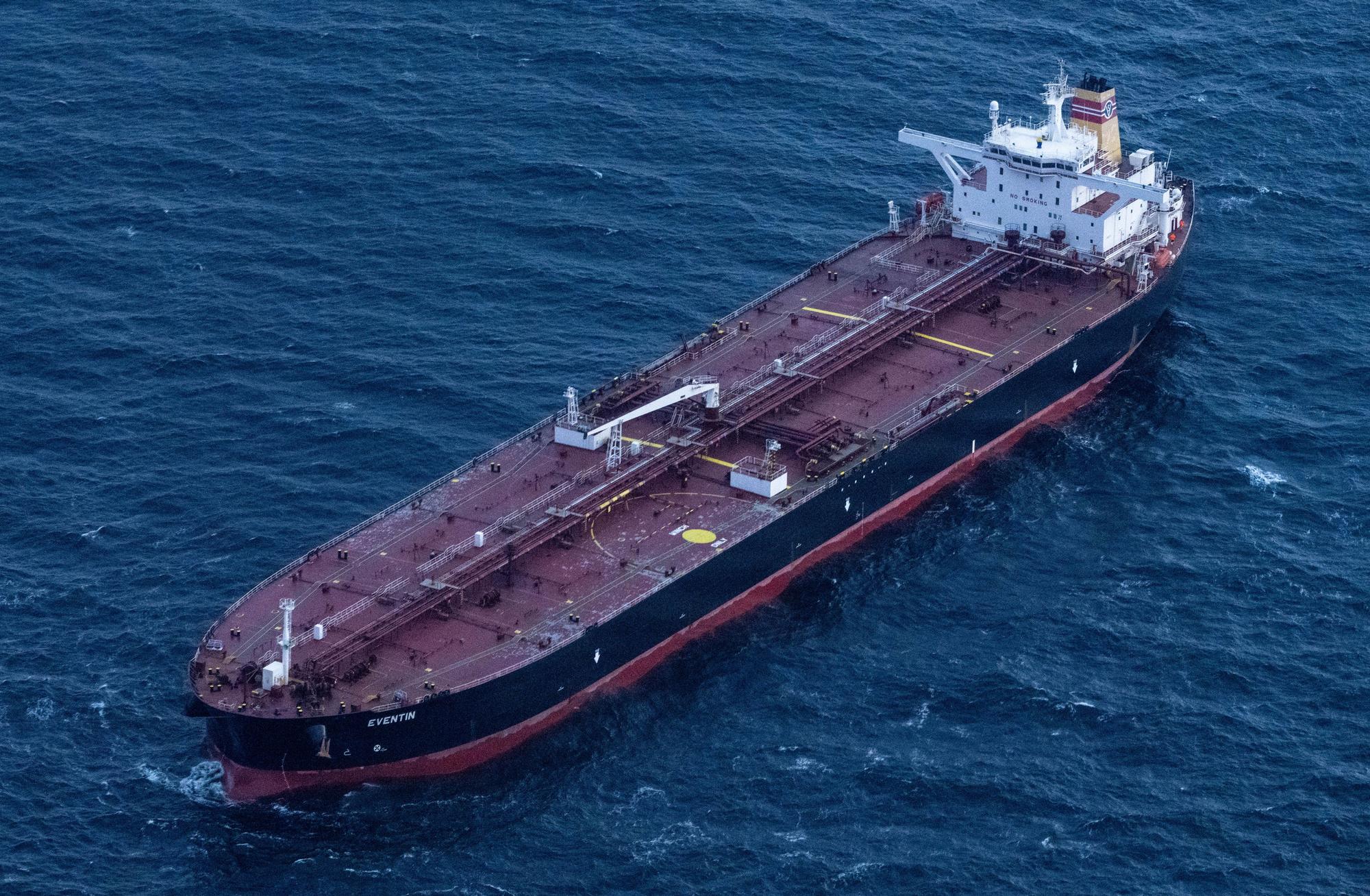 Blick auf den manövrierunfähigen Öltanker „Eventin“ vor der Küste der Insel Rügen.