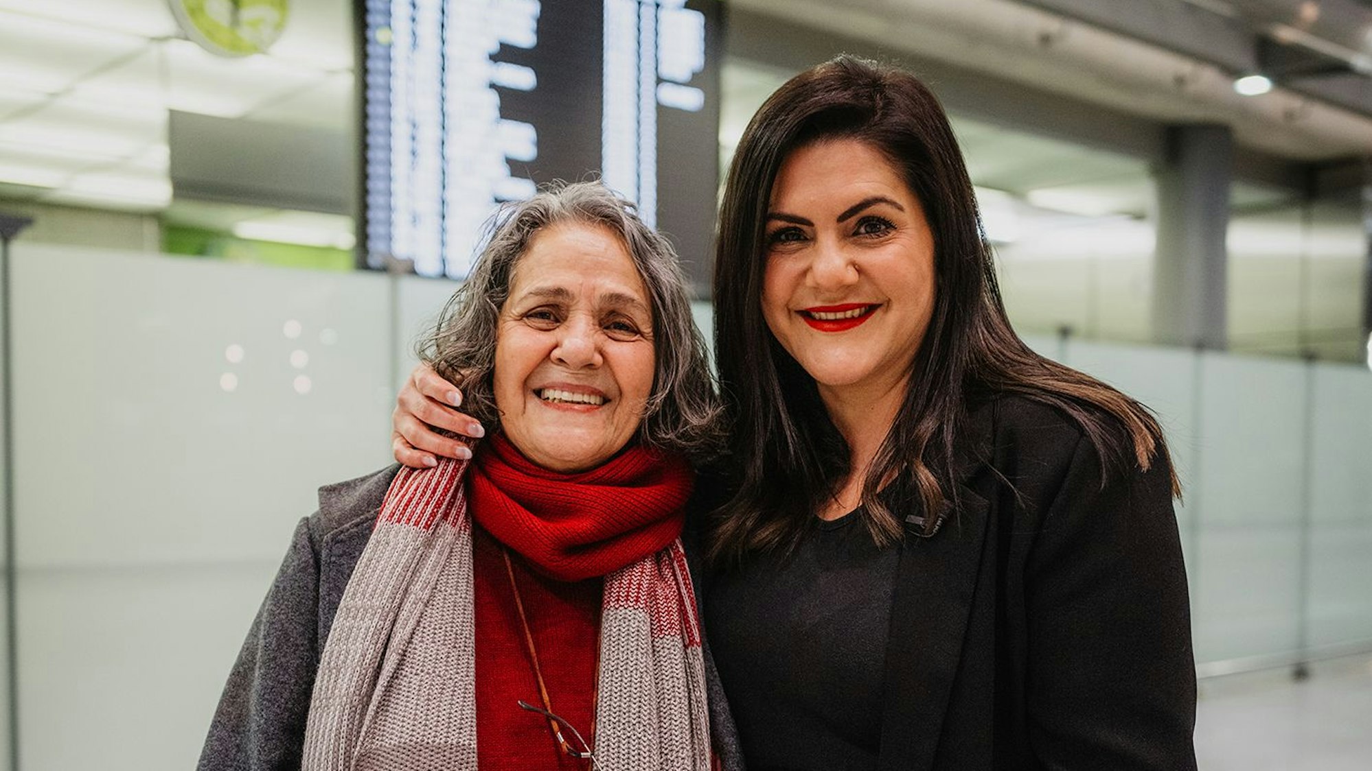 HANDOUT - 12.01.2025, Nordrhein-Westfalen, Köln/Bonn: Deutsch-Iranerin Nahid Taghavi (l) wird von Tochter Mariam Claren am Köln-Bonner-Flughafen in Empfang genommen. Nach Angaben der Menschenrechtsorganisation ist die Deutsch-Iranerin Nahid Taghavi in Freiheit. Sie sei am Sonntag sicher in Deutschland gelandet, hieß es in einer Mitteilung. Foto: --/HÁWAR.help /dpa - ACHTUNG: Nur zur redaktionellen Verwendung im Zusammenhang mit der aktuellen Berichterstattung und nur mit vollständiger Nennung des vorstehenden Credits +++ dpa-Bildfunk +++
