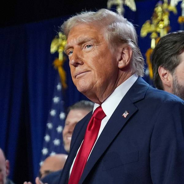 ARCHIV - 06.11.2024, USA, West Palm Beach: Der republikanische Präsidentschaftskandidat, der ehemalige Präsident Donald Trump, und sein Kandidat, Senator JD Vance (R-Ohio), stehen auf der Bühne bei einer Wahlparty im Palm Beach Convention Center, Mittwoch, 6. November 2024, in West Palm Beach, Florida. (zu dpa: «Trump droht Hamas - sein Vize Vance legt nach») Foto: Evan Vucci/AP/dpa +++ dpa-Bildfunk +++