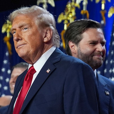 ARCHIV - 06.11.2024, USA, West Palm Beach: Der republikanische Präsidentschaftskandidat, der ehemalige Präsident Donald Trump, und sein Kandidat, Senator JD Vance (R-Ohio), stehen auf der Bühne bei einer Wahlparty im Palm Beach Convention Center, Mittwoch, 6. November 2024, in West Palm Beach, Florida. (zu dpa: «Trump droht Hamas - sein Vize Vance legt nach») Foto: Evan Vucci/AP/dpa +++ dpa-Bildfunk +++