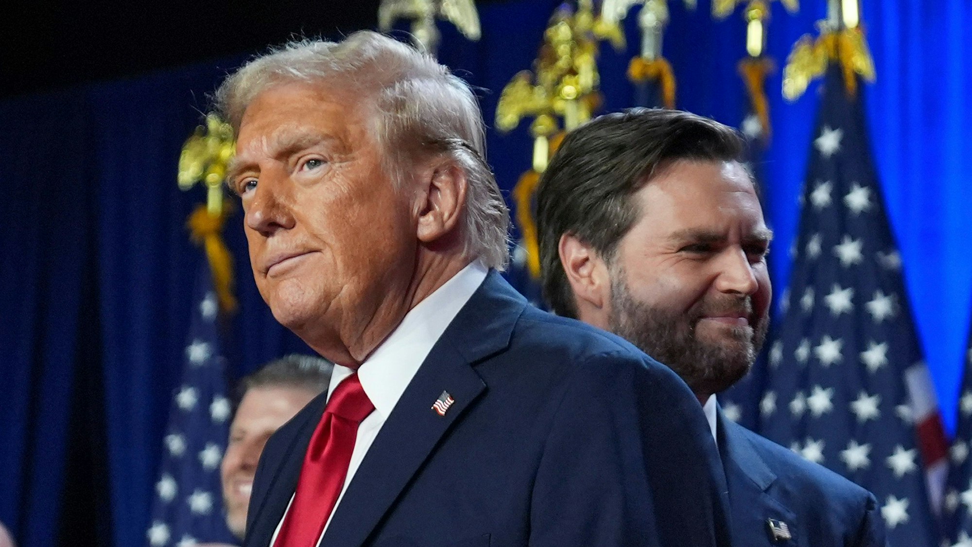 ARCHIV - 06.11.2024, USA, West Palm Beach: Der republikanische Präsidentschaftskandidat, der ehemalige Präsident Donald Trump, und sein Kandidat, Senator JD Vance (R-Ohio), stehen auf der Bühne bei einer Wahlparty im Palm Beach Convention Center, Mittwoch, 6. November 2024, in West Palm Beach, Florida. (zu dpa: «Trump droht Hamas - sein Vize Vance legt nach») Foto: Evan Vucci/AP/dpa +++ dpa-Bildfunk +++