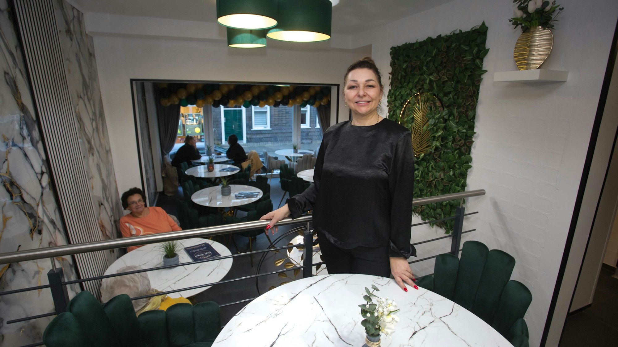 Das Foto zeigt die Inhaberin Branka Banovic in dem neuen "Café Royal".