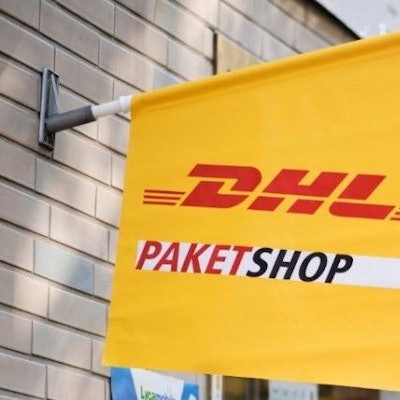 Ein gelbes DHL Schild in Flaggenform