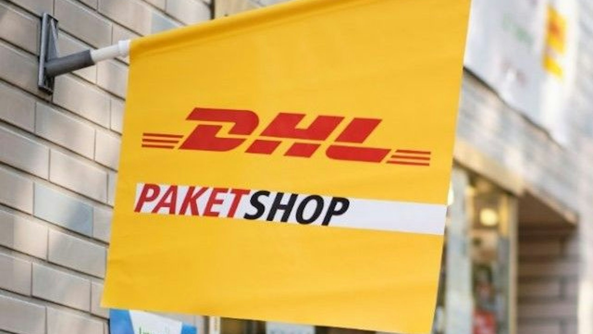 Ein gelbes DHL Schild in Flaggenform