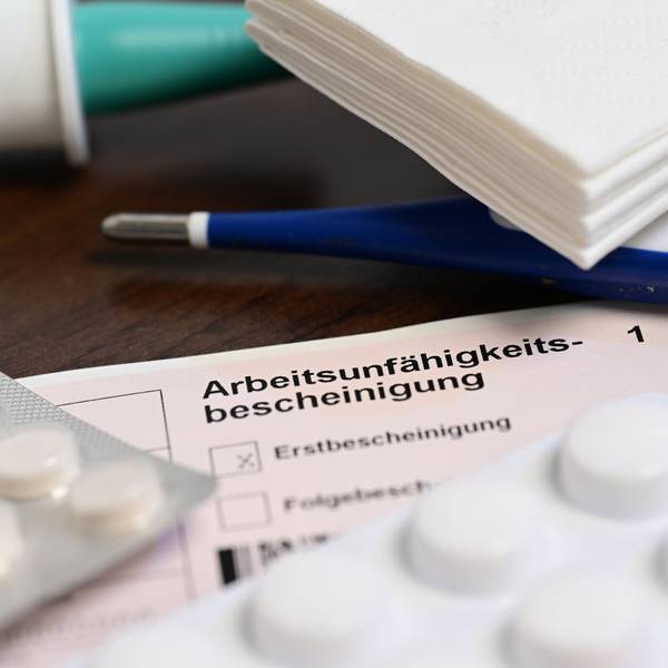 ARCHIV - 18.11.2022, Baden-Württemberg, Stuttgart: Viele Atemwegsinfektionen treiben in Herbst und Winter die Krankenstände nach oben - das führt häufig zur Überlastung der Gesunden. (zu dpa: «KKH: Krankschreibungen in Niedersachsen auf Höchststand») Foto: Bernd Weißbrod/dpa/dpa-tmn +++ dpa-Bildfunk +++