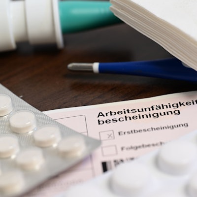 ARCHIV - 18.11.2022, Baden-Württemberg, Stuttgart: Viele Atemwegsinfektionen treiben in Herbst und Winter die Krankenstände nach oben - das führt häufig zur Überlastung der Gesunden. (zu dpa: «KKH: Krankschreibungen in Niedersachsen auf Höchststand») Foto: Bernd Weißbrod/dpa/dpa-tmn +++ dpa-Bildfunk +++