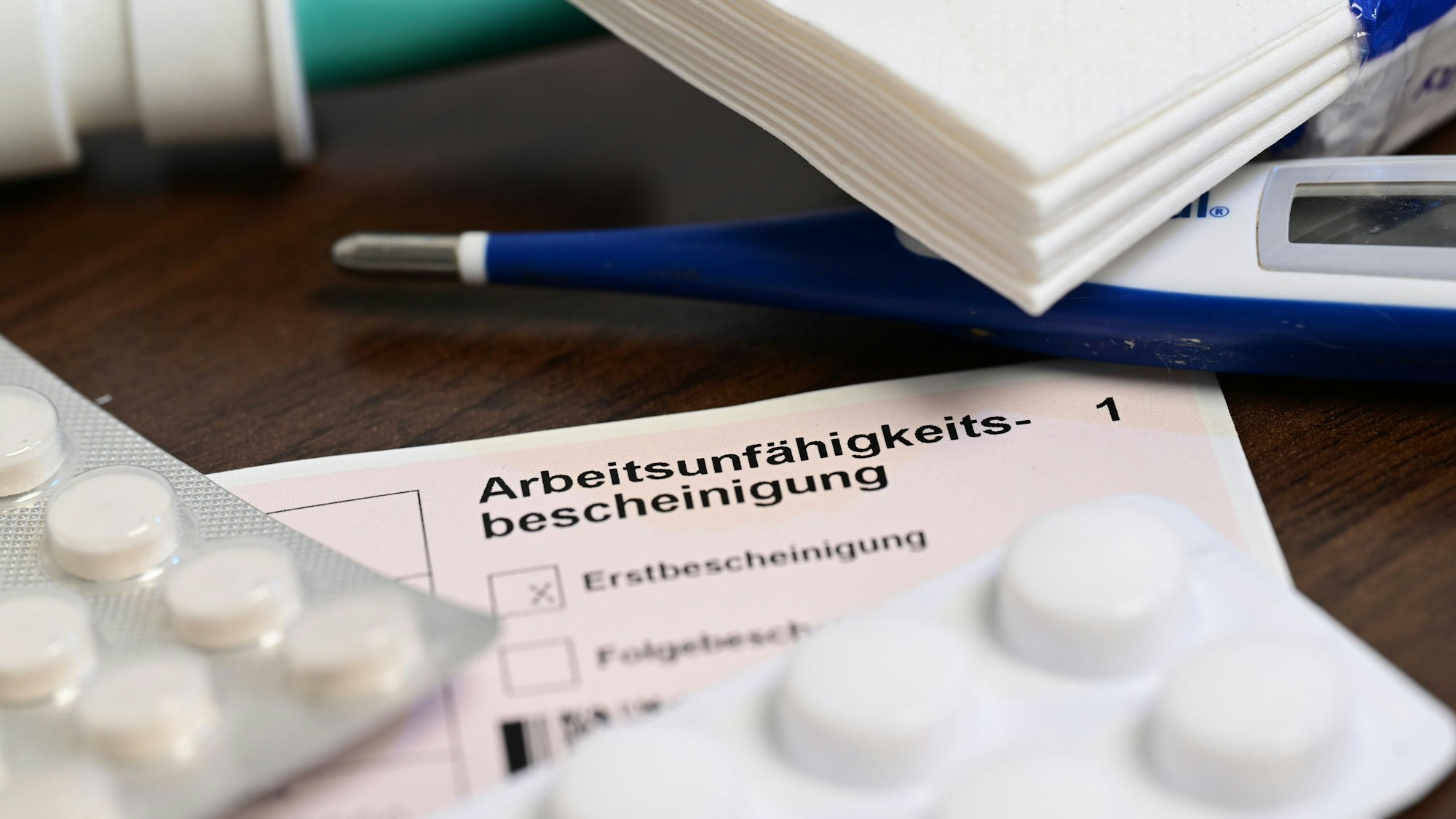 ARCHIV - 18.11.2022, Baden-Württemberg, Stuttgart: Viele Atemwegsinfektionen treiben in Herbst und Winter die Krankenstände nach oben - das führt häufig zur Überlastung der Gesunden. (zu dpa: «KKH: Krankschreibungen in Niedersachsen auf Höchststand») Foto: Bernd Weißbrod/dpa/dpa-tmn +++ dpa-Bildfunk +++