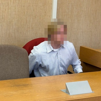 Der beschuldigte Polizeianwärter beim Prozess im Kölner Amtsgericht