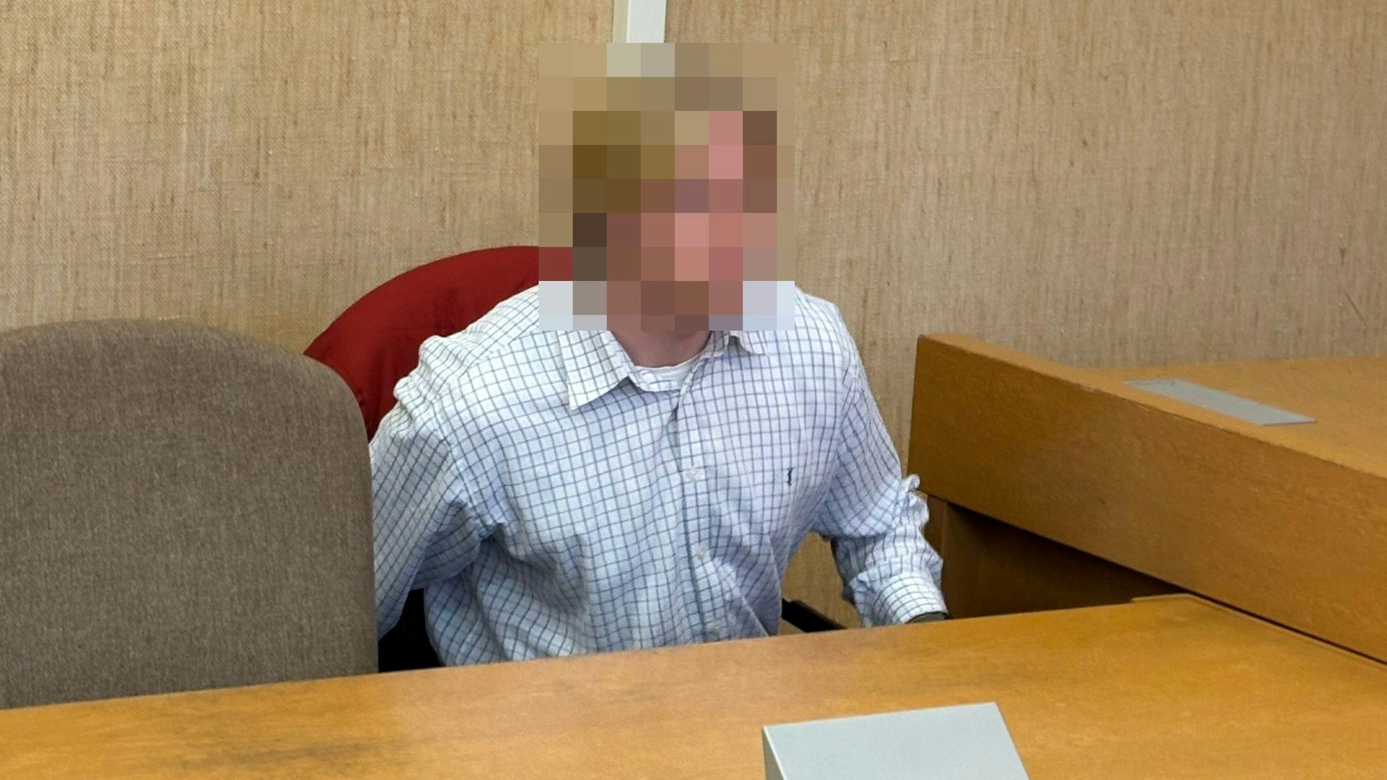 Der beschuldigte Polizeianwärter beim Prozess im Kölner Amtsgericht