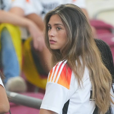 Sophia Weber auf der Tribüne.