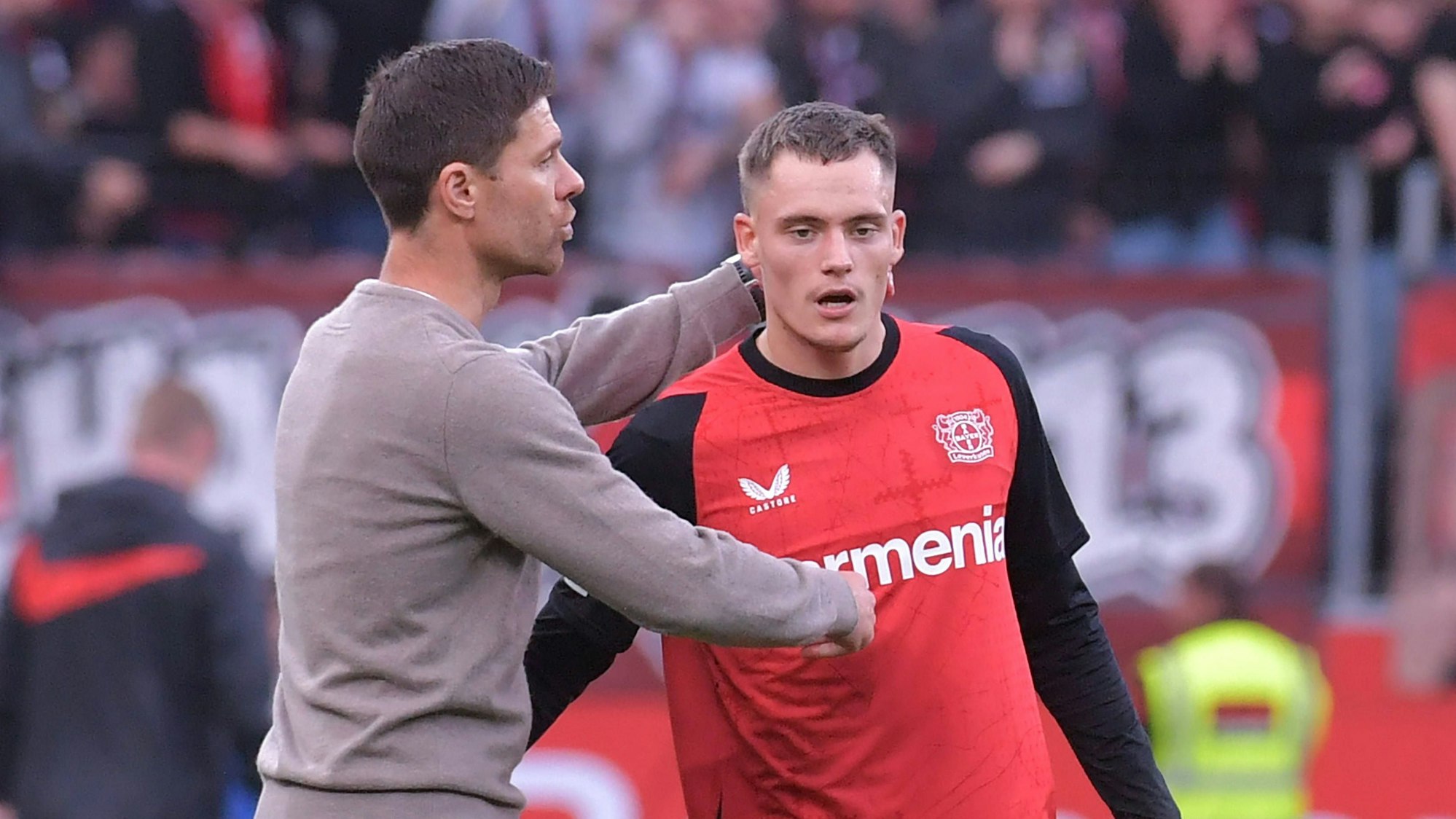 Leverkusens Trainer Xabi Alonso mit Florian Wirtz