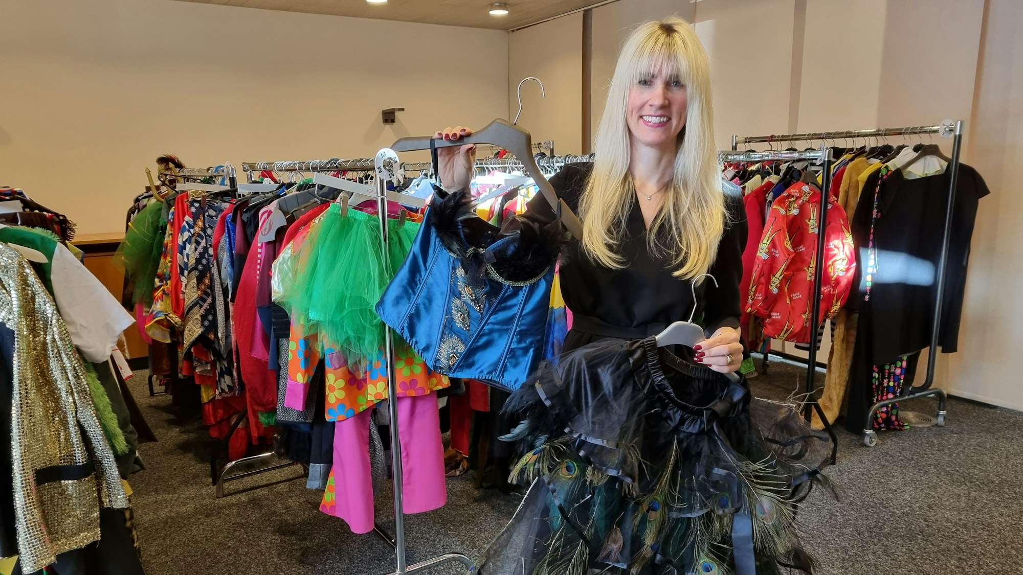 Avea-Pressesprecherin Anika Hagt mit einem Karnevalskostüm in der hand