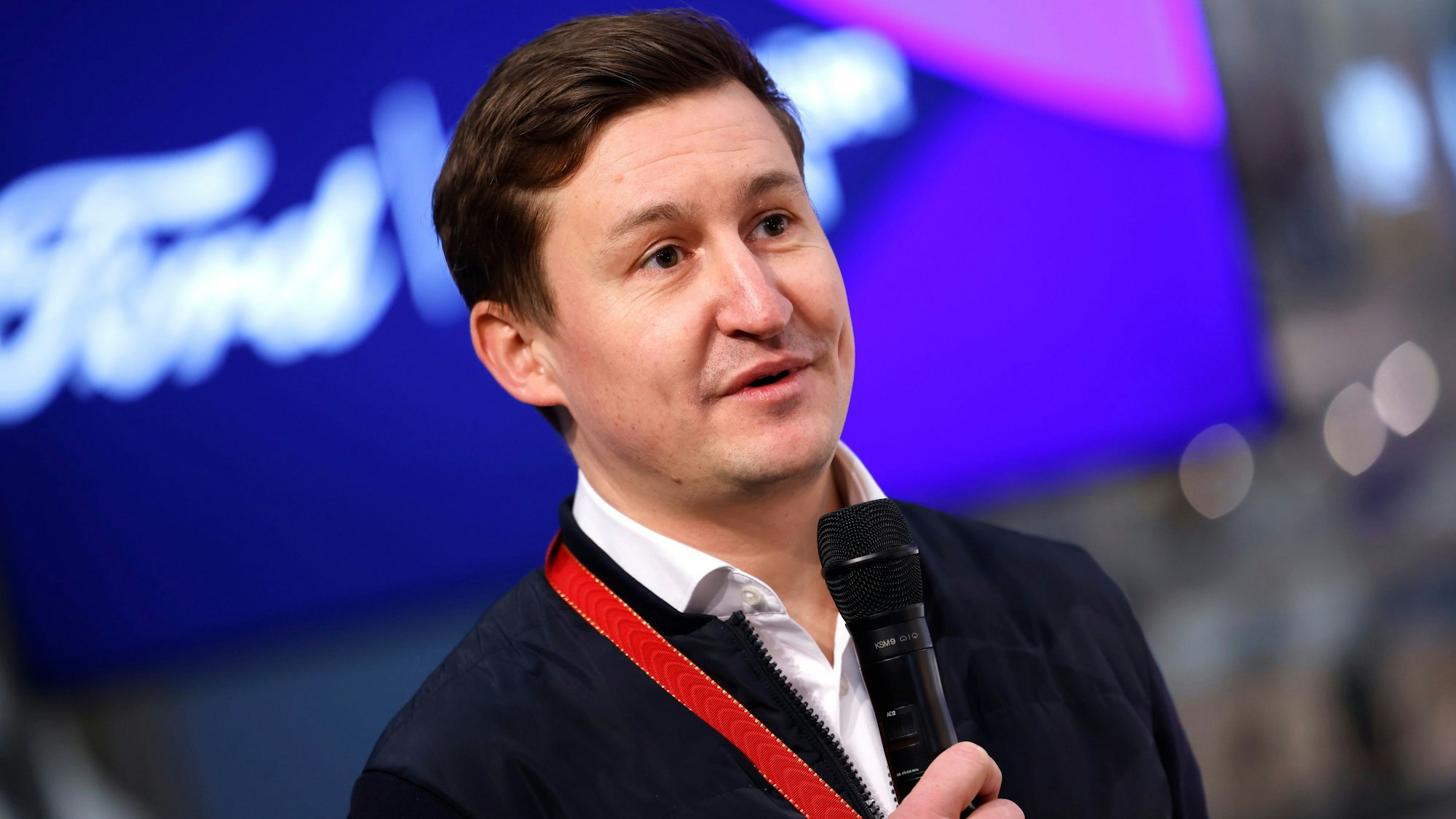 Christian Weingärtner, Managing Director für Ford Deutschland, spricht in ein Mikrofon.