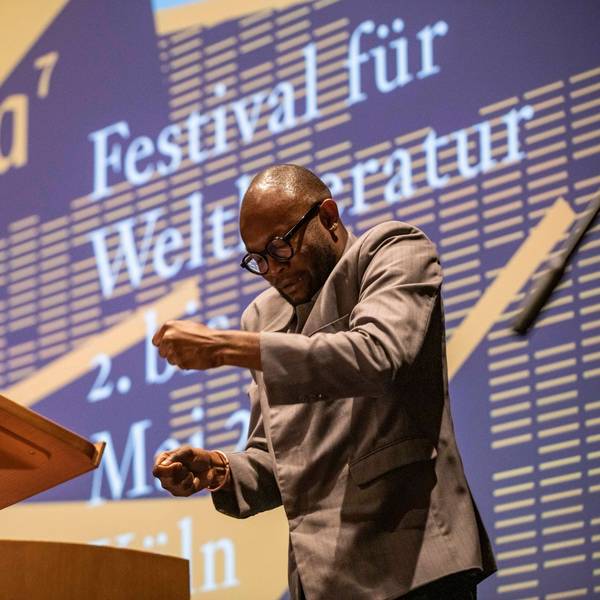 Fiston Mwanza Mujila bei einem seiner Auftritte im Rahmen der Poetica 7 (2022).
