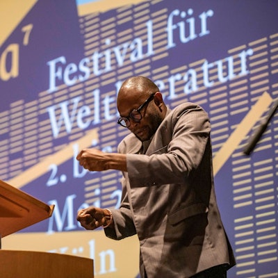 Fiston Mwanza Mujila bei einem seiner Auftritte im Rahmen der Poetica 7 (2022).