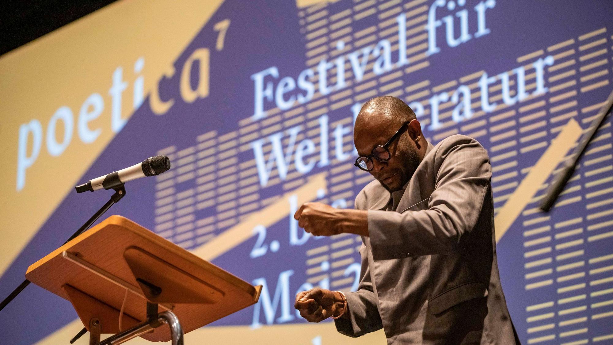 Fiston Mwanza Mujila bei einem seiner Auftritte im Rahmen der Poetica 7 (2022).