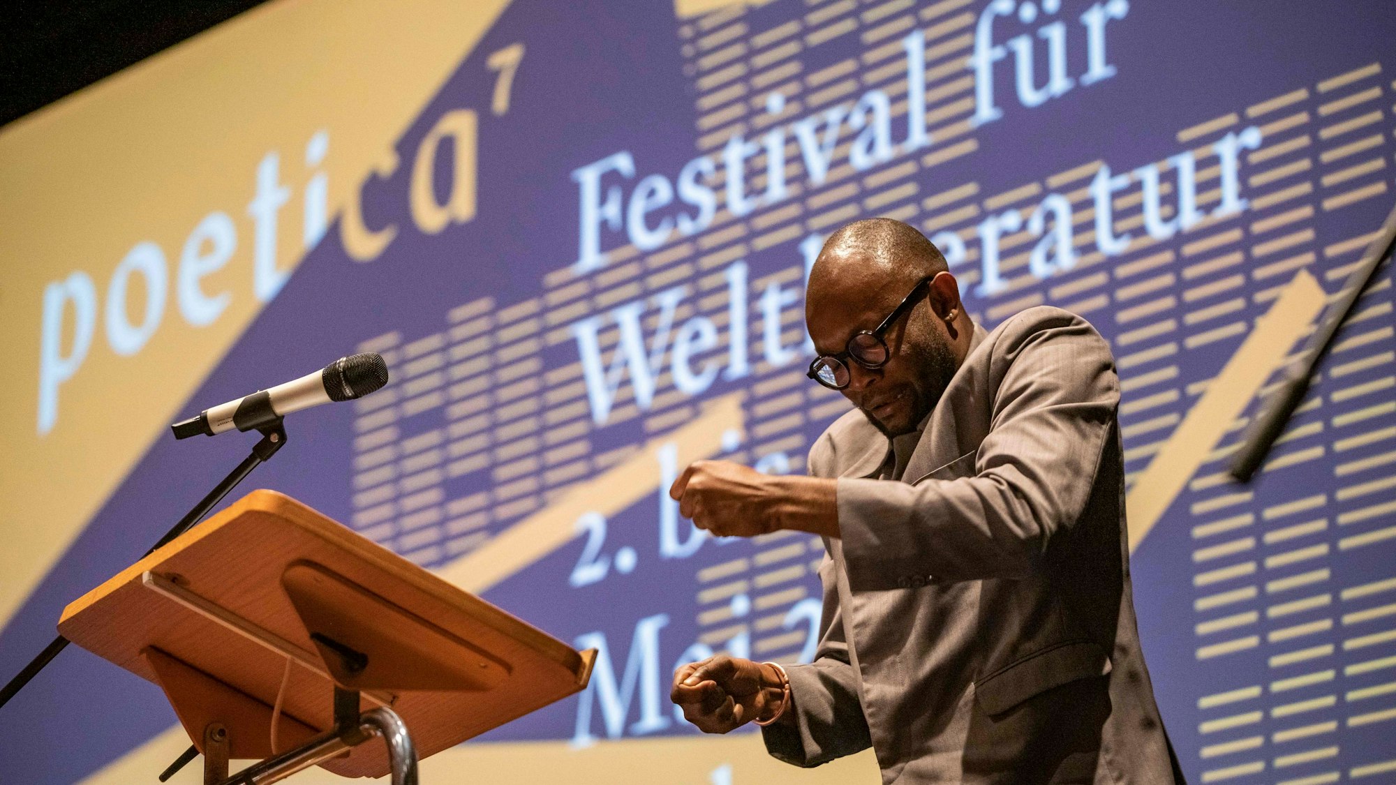 Fiston Mwanza Mujila bei einem seiner Auftritte im Rahmen der Poetica 7 (2022).