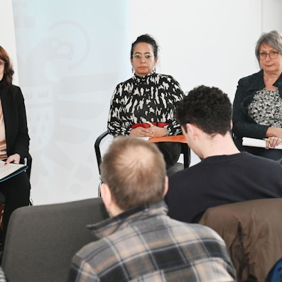 Zu sehen sind V.Li.: Dagmar Niederlein, Anna Marquardt, Christine Schubert, die vor Publikum sitzen.