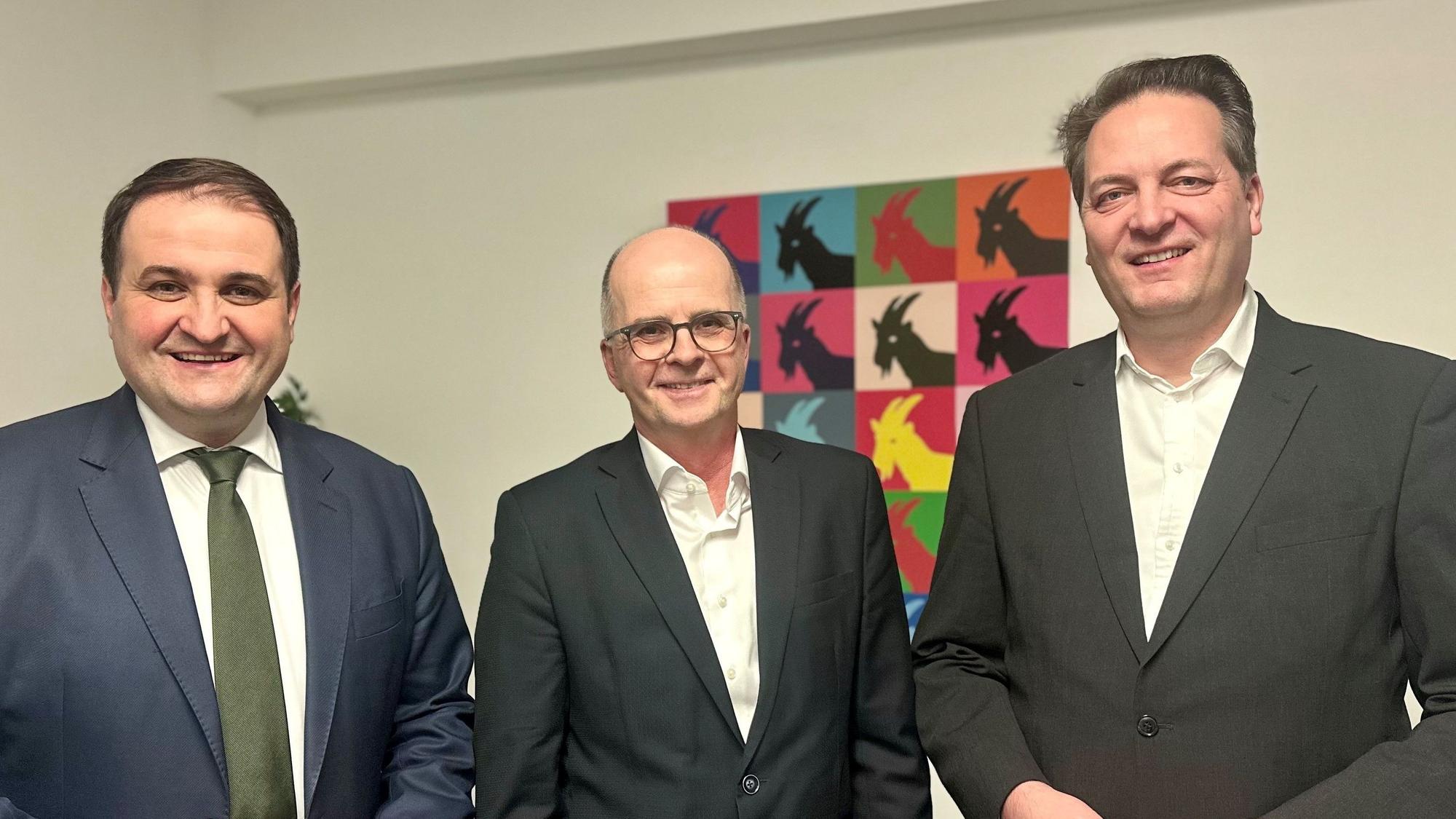 Nathanael Liminski, Markus Greitemann und Karl Alexander Mandl, demonstrieren Einigkeit, nachdem Greitemann vom Vorstand als OB-Kandidat nominiert wurde.