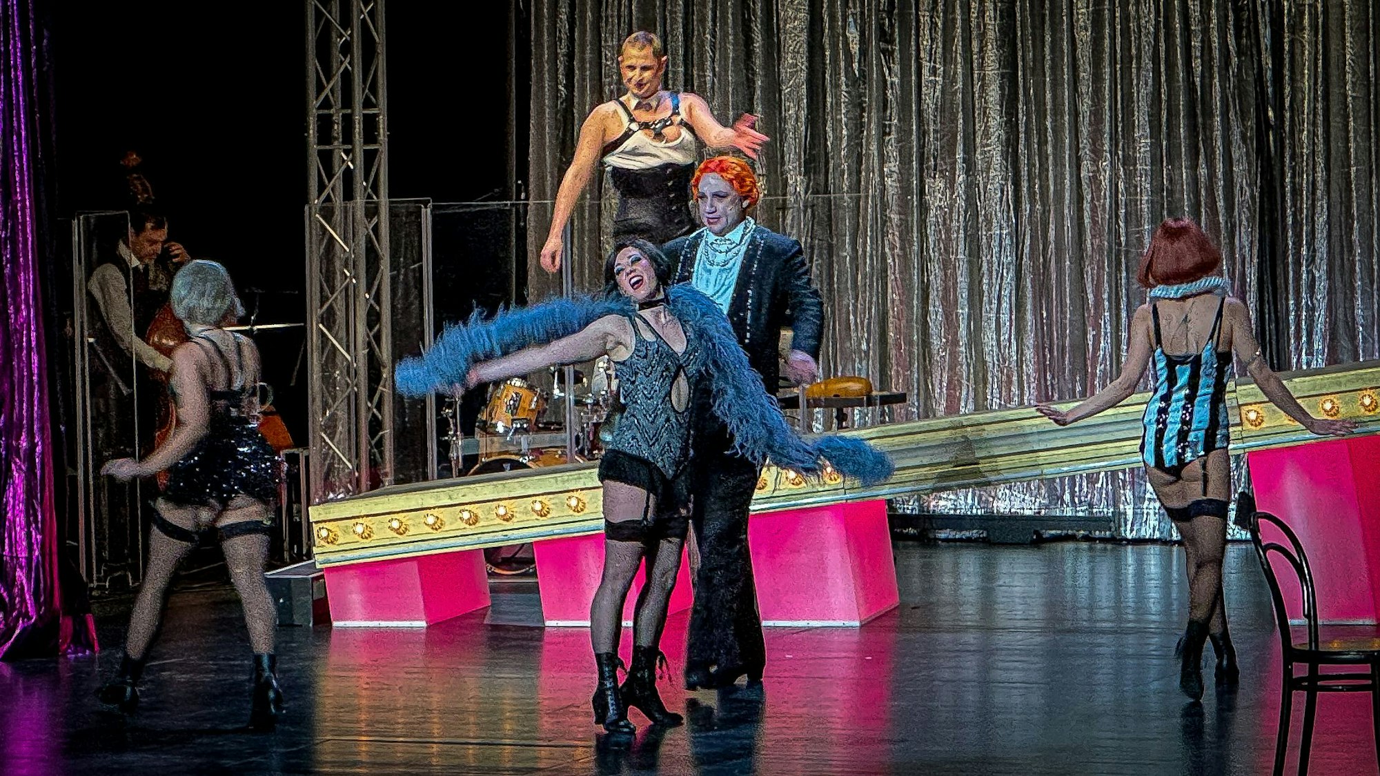 Sabrina Pankrath als Sally Bowles, Tobias Schwieger als Clifford Bradshaw und Léon van Leeuwenberg als Conférencier in „Cabaret“ im Forum.