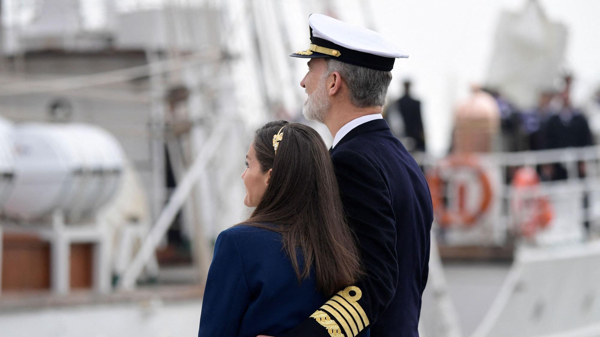 König Felipe von Spanien und Königin Letizia schauen auf das Ausbildungsschiff der spanischen Marine Juan Sebastian de Elcano.