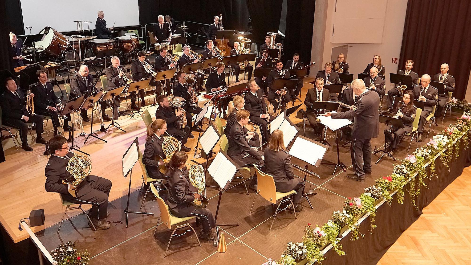 Das Bild zeigt die Musiker des Landespolizeiorchesters während des Konzerts.