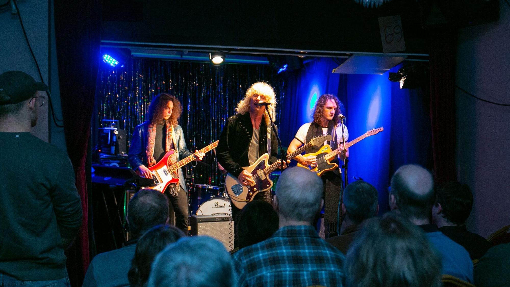 Eine vierköpfige Rockband auf der kleinen Bühne des Schauspiel-Hauses.
