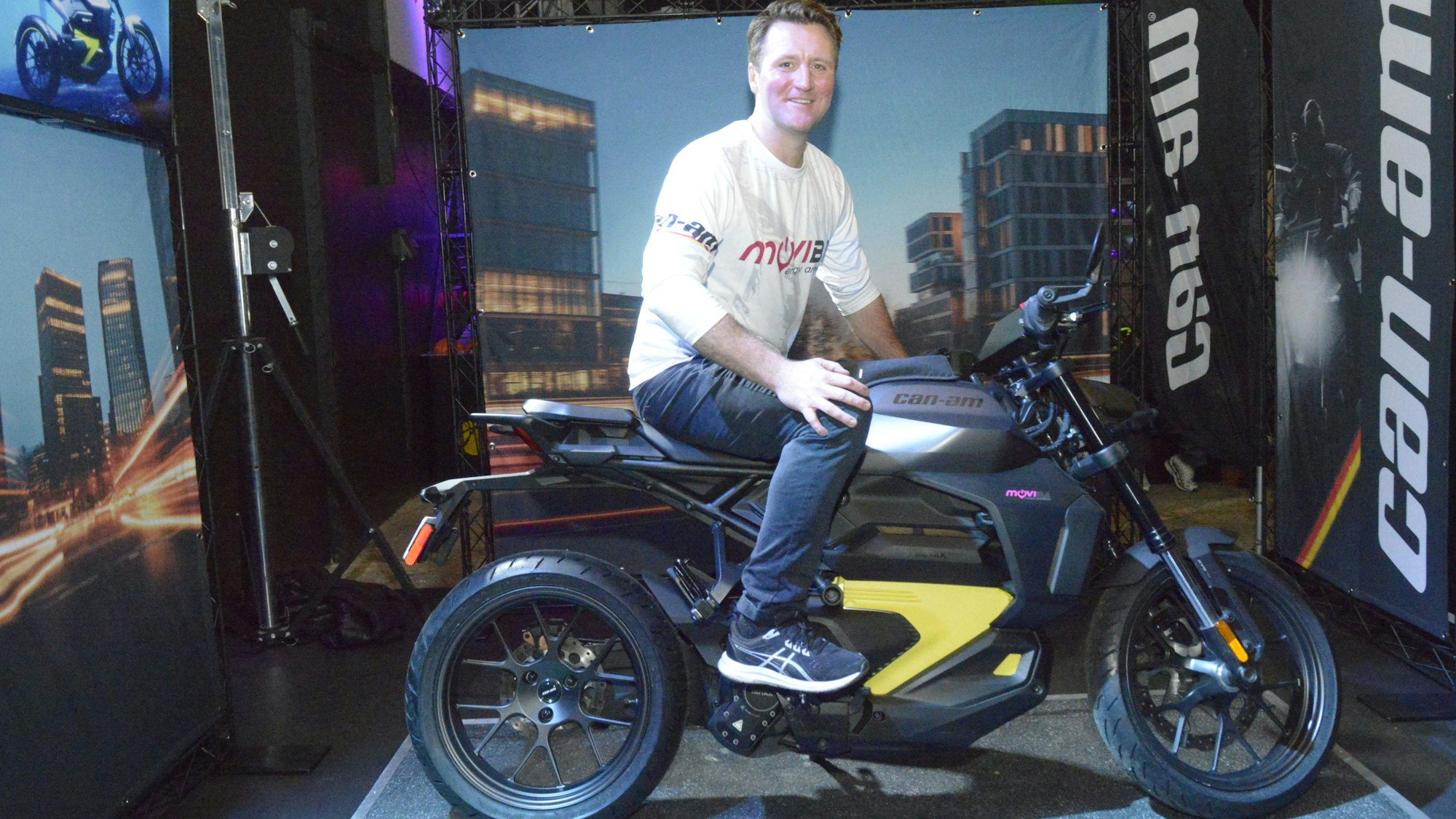 Ein Mann sitzt auf einem Motorrad.