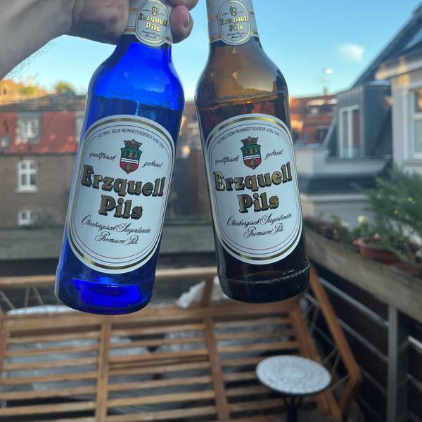 Zwei Flaschen Erzquell Pils, links die sehr seltene blaue, rechts die normale braune Flasche.