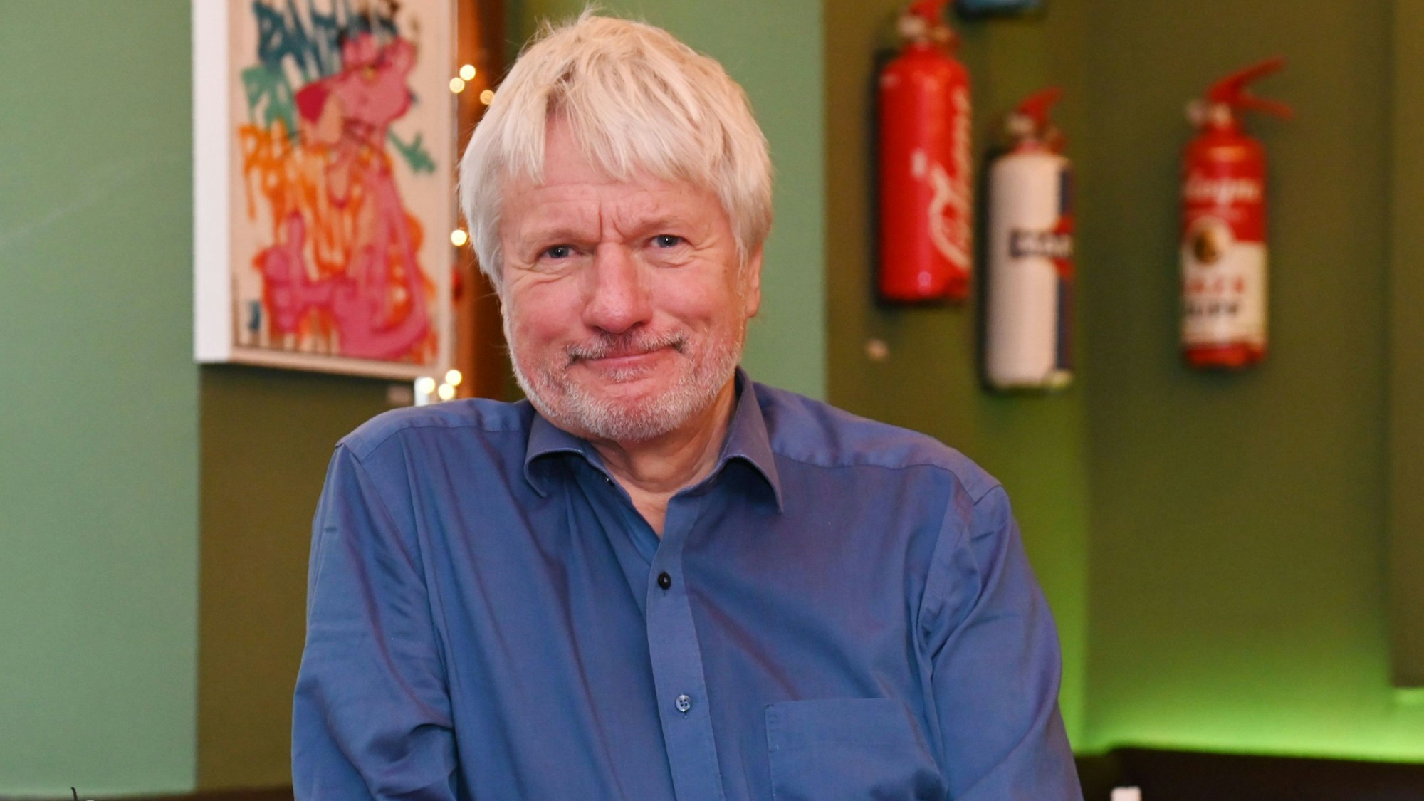 Jürgen Becker lächelt in die Kamera.