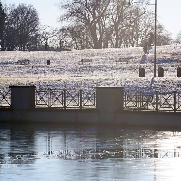 13.01.2025 Köln. Wetter. Winter 2025. Sonnenschein und Kälte am Aachener Weiher. Foto: Alexander Schwaiger