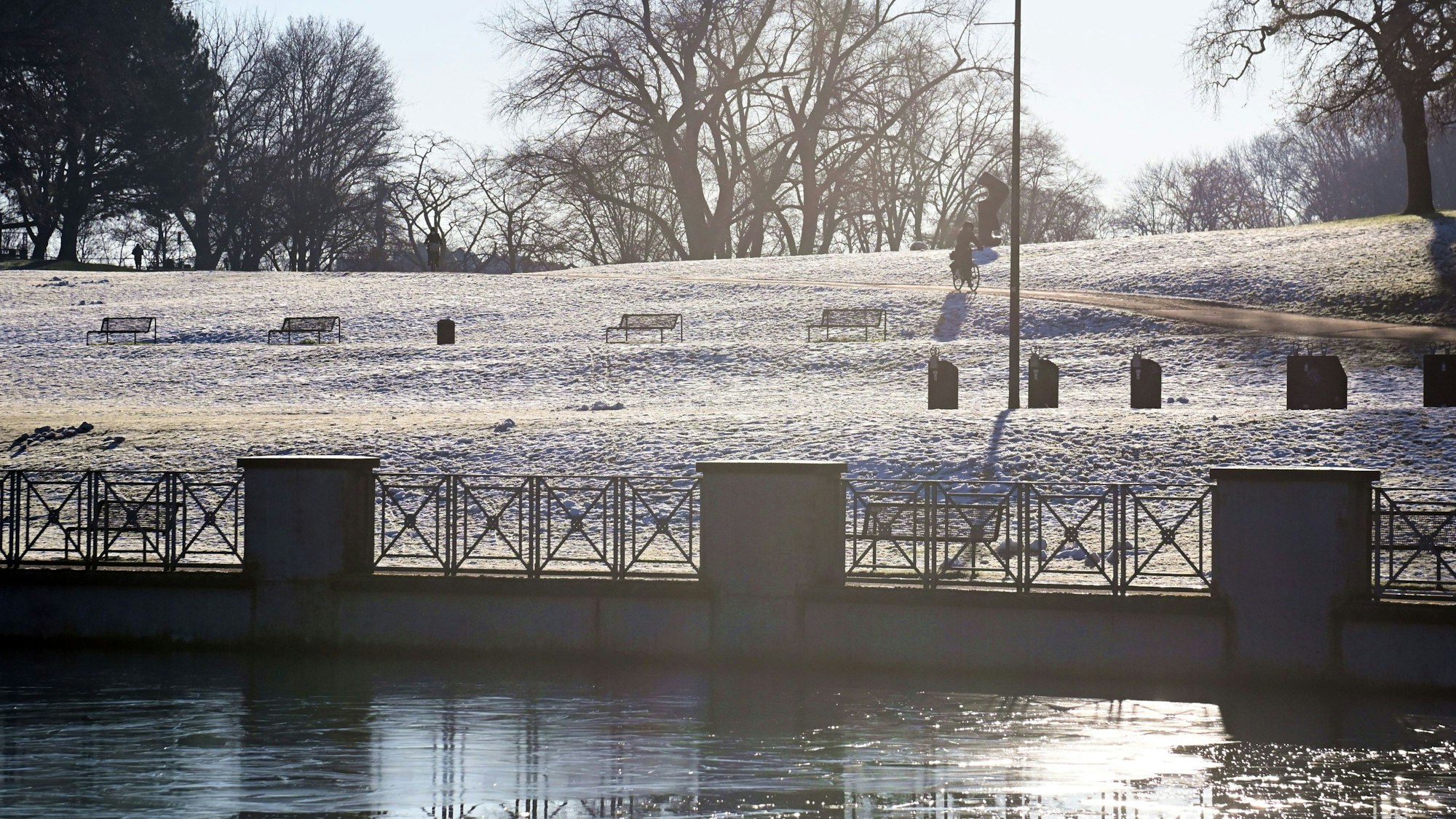 13.01.2025 Köln. Wetter. Winter 2025. Sonnenschein und Kälte am Aachener Weiher. Foto: Alexander Schwaiger