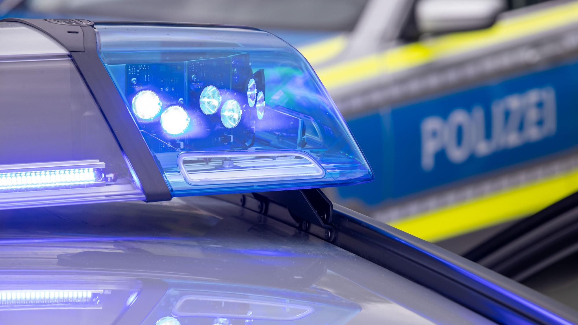 Zu sehen ist ein Blaulicht auf dem Dach eines Polizeifahrzeugs.