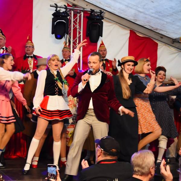 Die Tanzgruppe Kölsch Hänneschen sorgt auf der Bühne für Stimmung.