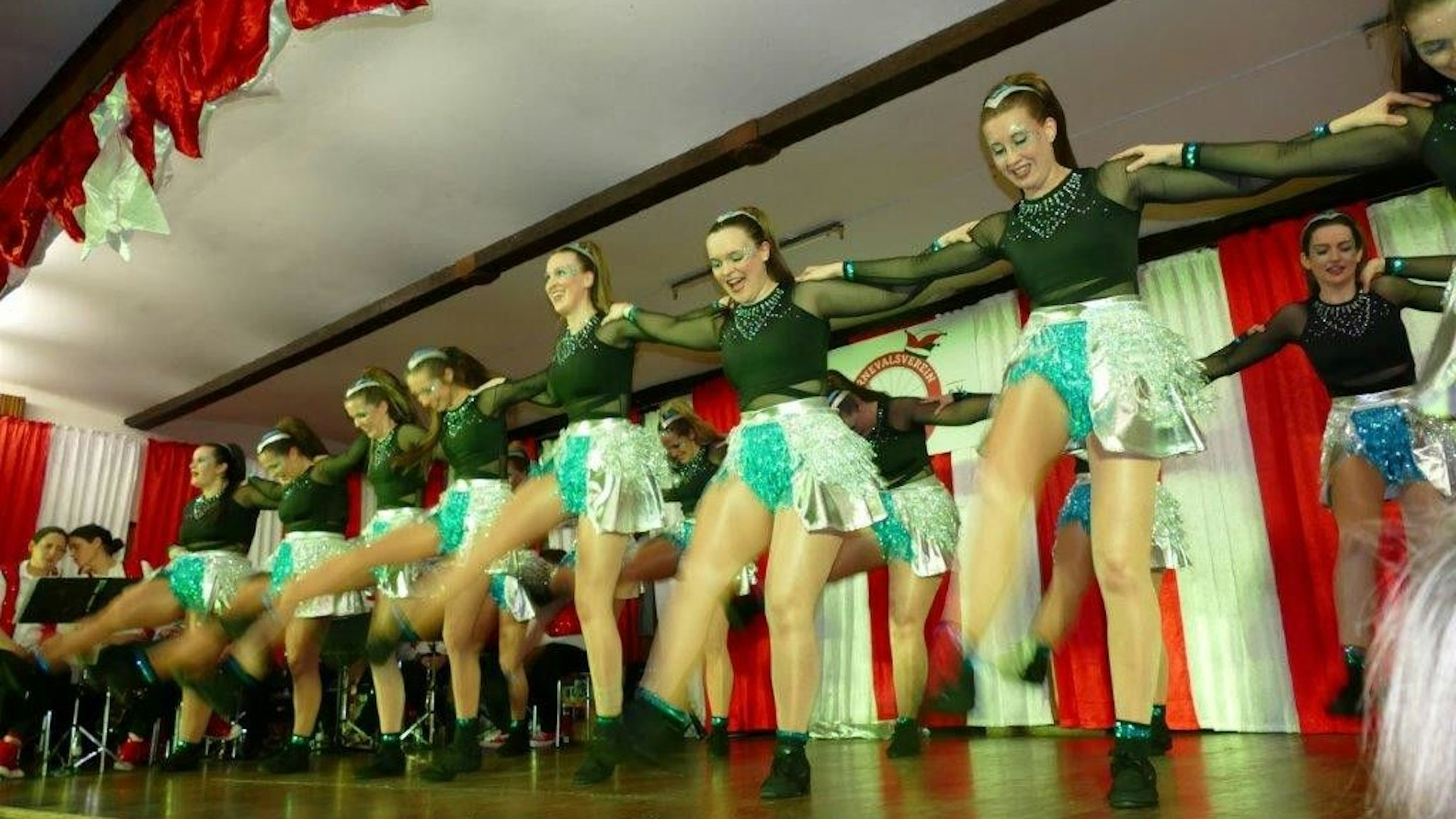 Die Garde „Wilde Hoehna“ aus Niederehe tanzt auf der Bühne.