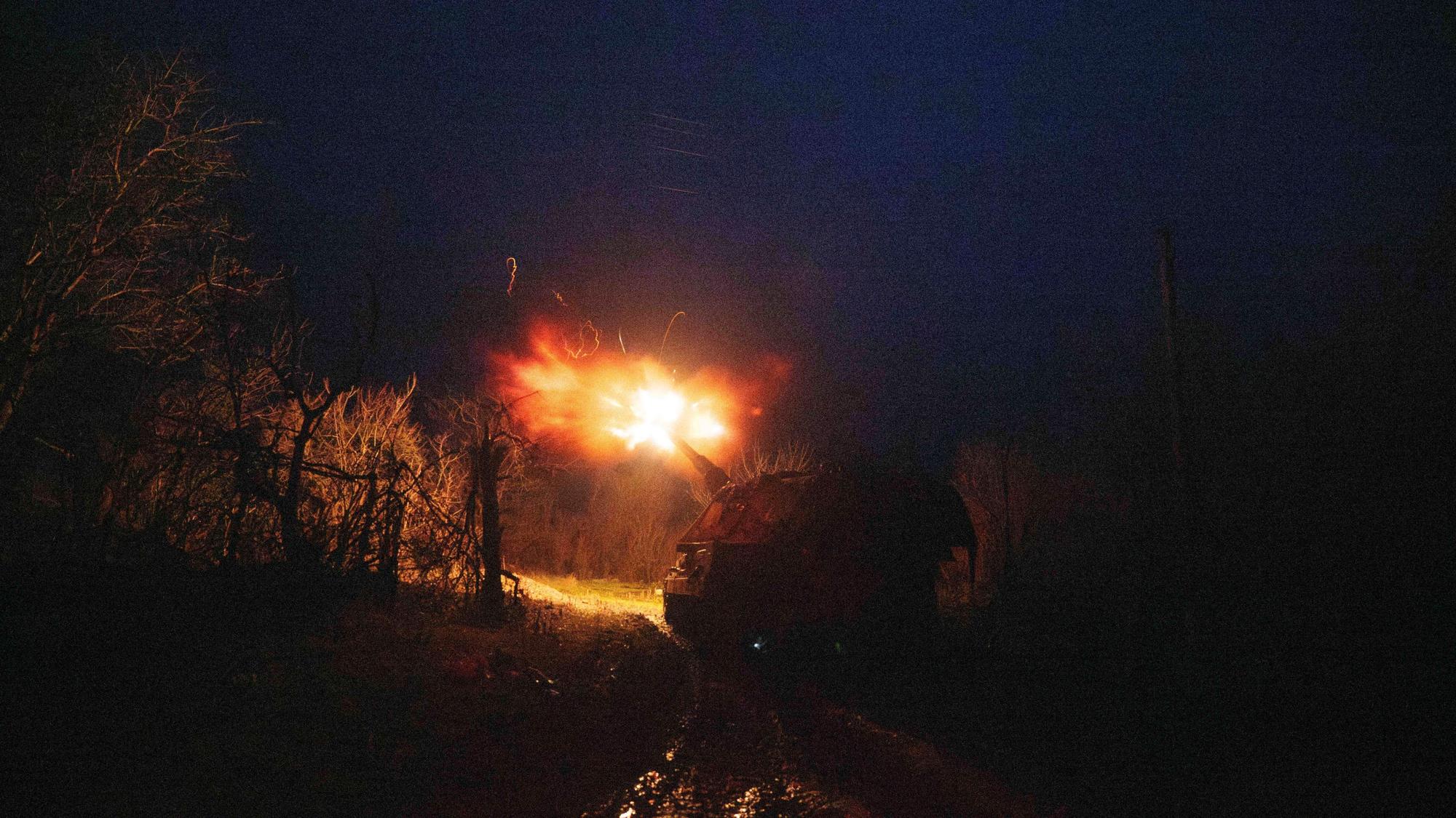 Eine ukrainische Panzerartillerie AS-90 feuert auf russische Stellungen an der Frontlinie in Richtung Pokrowsk, Region Donezk. (Archivbild)