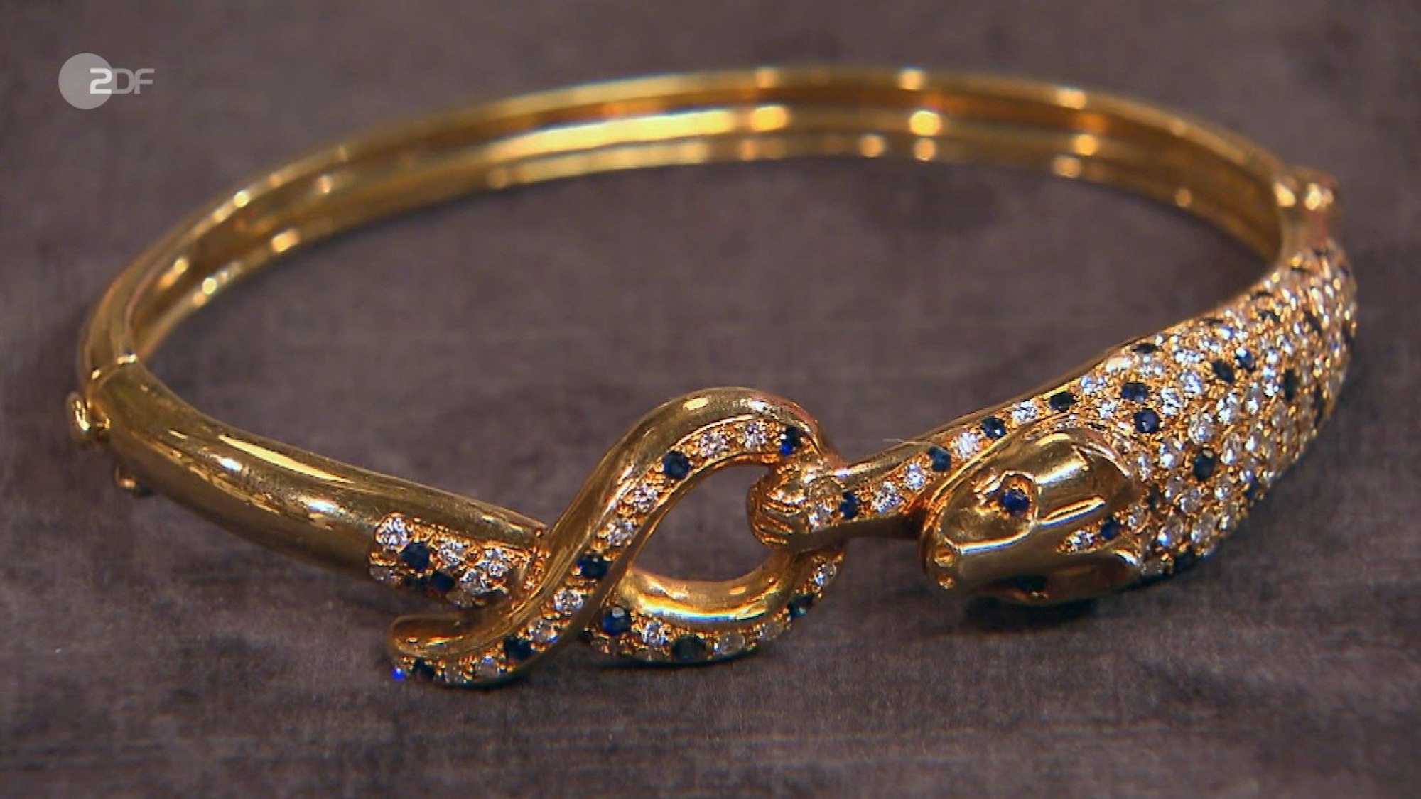 Der mit Brillanten und Saphiren bestückte Armreif bei „Bares für Rares“.
