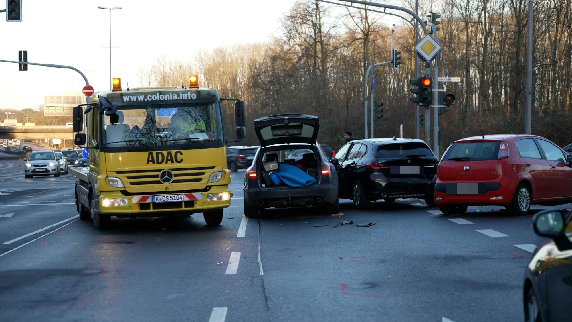 Dieses Trümmerfeld hinterließ der Audifahrer im Januar 2025 auf dem Militärring.