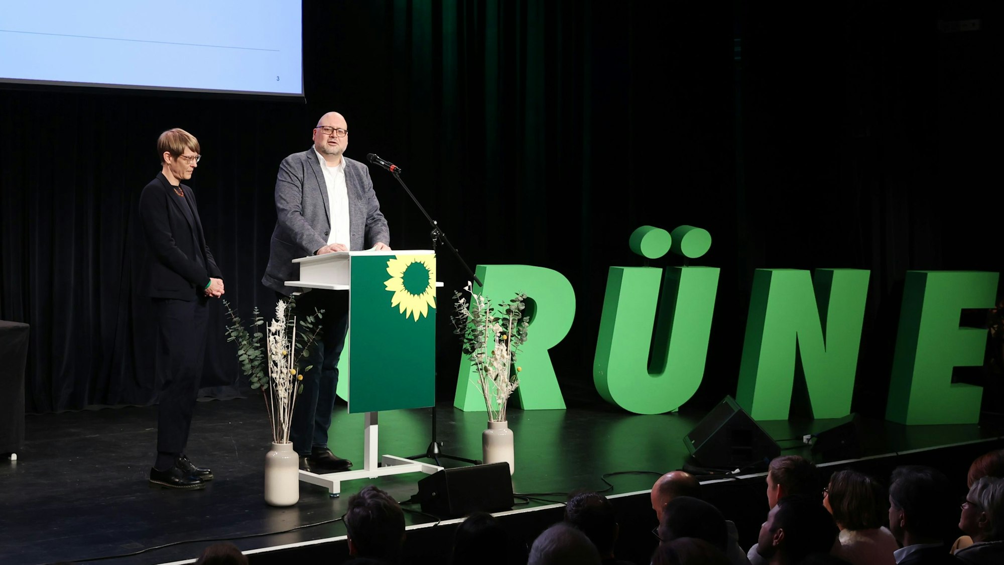 Katja Trompeter und Stefan Wolters bei der Wahl von Berivan Aymaz zur Grünen-Kandidatin für die Oberbürgermeisterwahl.
