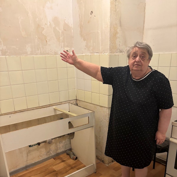 Ludmilla B. (83) muss nach einem Wasserschaden seit Monaten ohne Küche klarkommen.